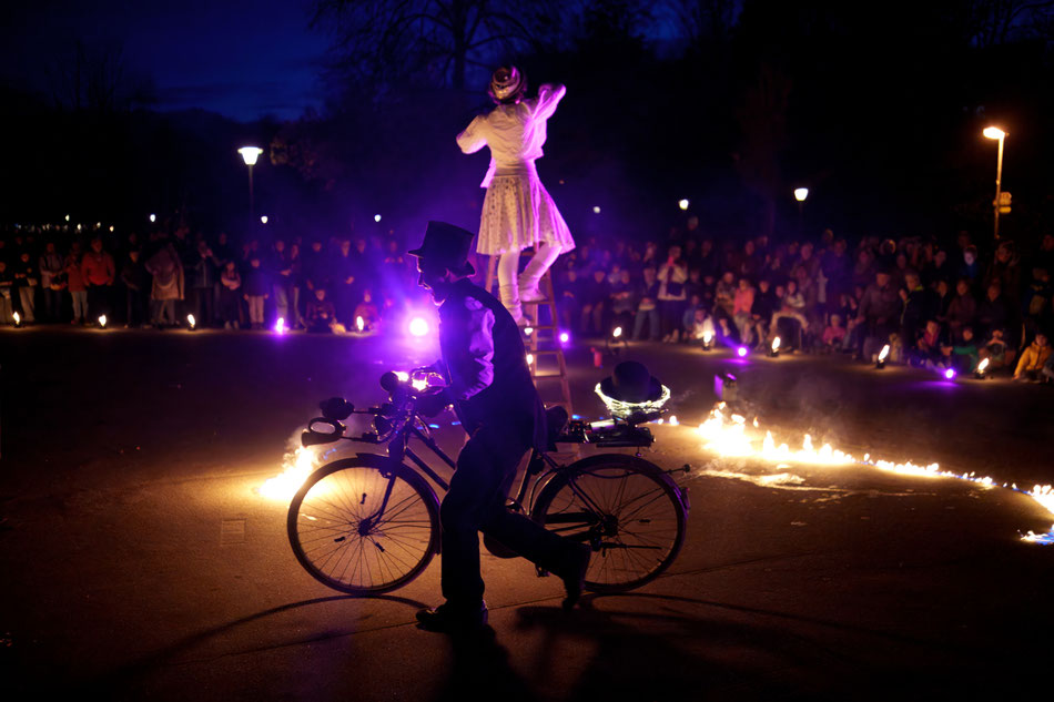 Herz-Feuer: Glitzer Glanz und Feuertanz – 18. Dezember 2025